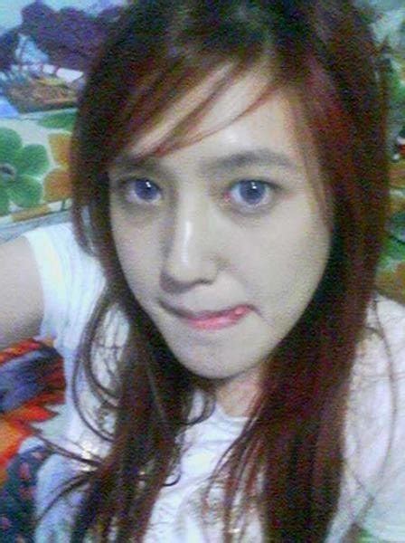 Cewek ini rela tidur dan tubuhnya di gituin sama badak. Photo Cewek Sexy: cewek seksi : Facebook girl