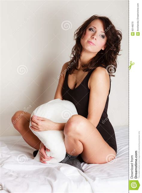 Angolo studio con armadio a ponte battente e letto con box contenitore imbottito. Donna Pigra Della Ragazza Sexy Con Il Cuscino Sul Letto In ...