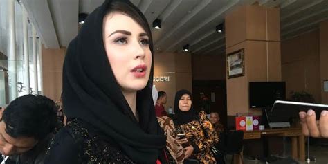 Arumi bachsin wisuda, netizen gemas dengan gaya jilbabnya. Dulu Nyaris Bunuh Diri, 4 Seleb Indo Cantik Ini Akhirnya ...