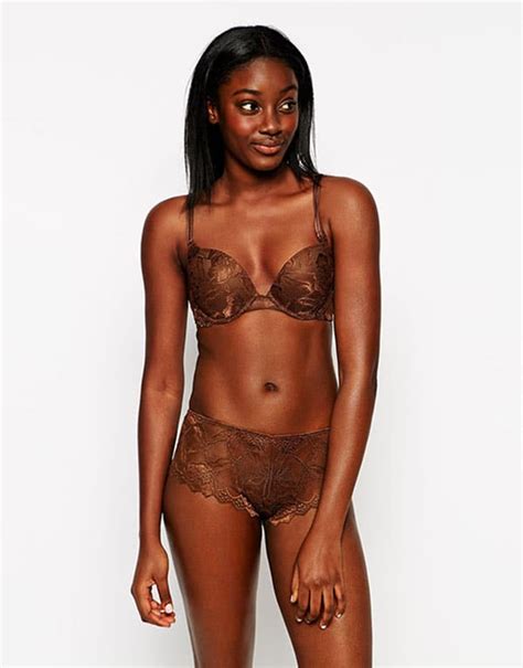 Lingerie invisible sous du blanc. Nubian Skin est en vente sur Asos