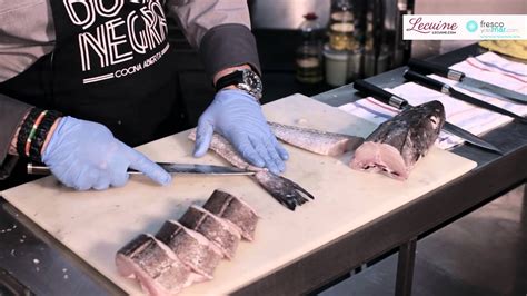 La merluza a la bilbaína es uno de los platos estrella de la cocina vasca. Cómo cortar una Merluza de 3 formas: cogote, rodajas y ...