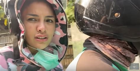 Anter paket ke rumah gedong, abang ojol kena prank tante semok. Prank Ojol, 2 Artis Indonesia Ini Kasih Uang Jutaan Rupiah!