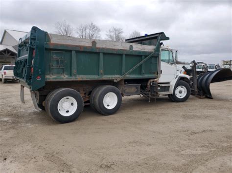 The only dump truck load board in the world. 2002 FREIGHTLINER DUMP TRUCK WITH SNOW PLOW AND WING - Oxford Mobile Fleet Service Inc.