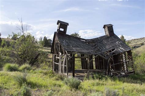 Ruined buildings in deserted landscapes are a common subject in paintings.. Xeromag | Abandoned places