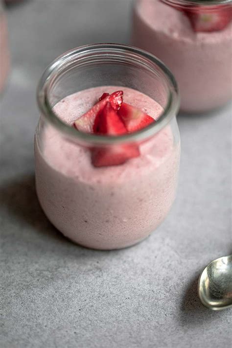 Despite the fancy french name, chocolate mousse is a super easy dessert. Strawberry Mousse - Belula