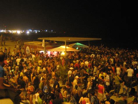 It typically attracts a young and wealthy crowd, and as soon as the party gets going, there's. Barcelona Beach Party | Barcelona knows what's up when it ...