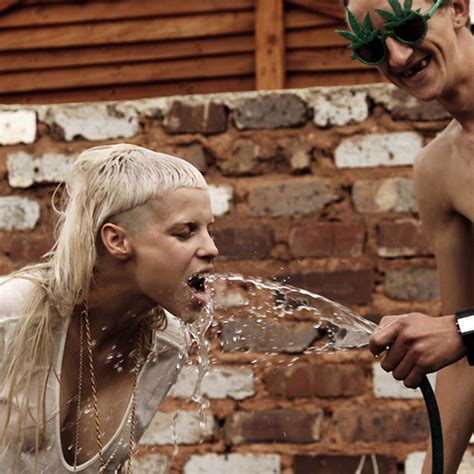 Yolandi visser, die antwoord original oil painting art mexican black velvet j212 #realism. yo landi visser #573511 - uludağ sözlük galeri