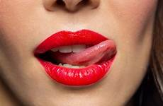 licking licks while talking lipstick labbra rossetto licked acima lambe feche batom bordos mulher vermelho tongue ellen cserepes chiuda lecca