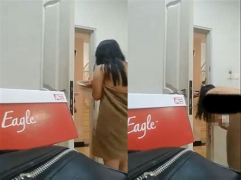 It has to be vanilla! Lady Customer Accidentally Drops Towel & Exposed Undressed ...