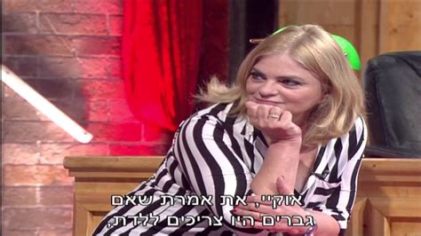 בנוסף, מי שאמונה על המחזה והפזמונים היא סמדר שיר האהובה. ‫מחוץ לחוק עם רועי לוי - סמדר שיר מדברת על אמהות: עדת מומחה - קומדי סנטרל‬‎ - YouTube