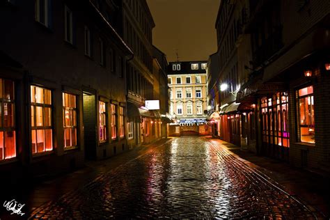 Und man ist gut beraten, sich an das verbot zu halten. Herbertstrasse, Reeperbahn, Hamburg, Germany | The World ...