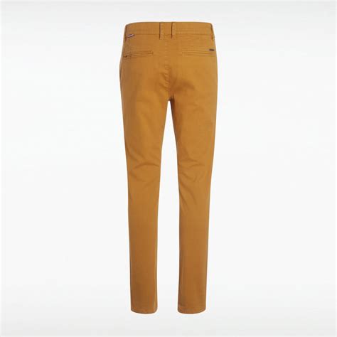 Pratique et intemporel, le pantalon chino pour homme vous assure une allure élégante, mais casual. Pantalon slim Instinct chino jaune moutarde homme | Vib's