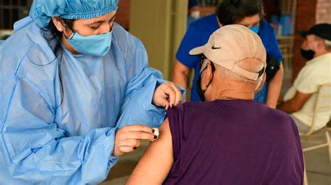 De las vacunas de la gripe y el coronavirus. Exitosa segunda jornada de vacunación a mayores de 70 en ...