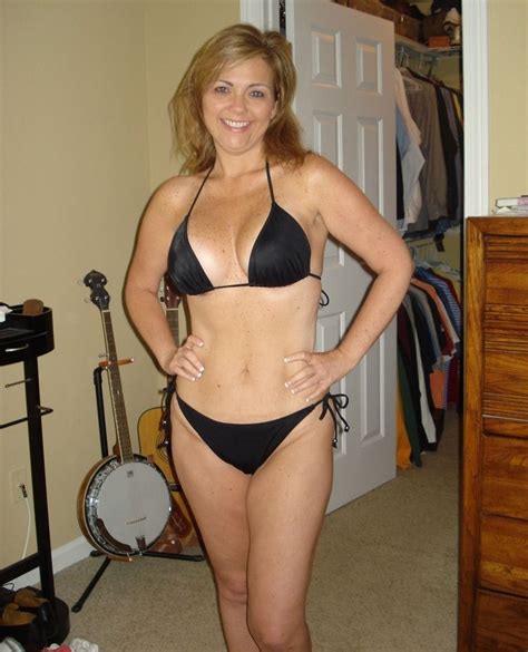 High class mummy with flawless body. Pin on MILF Photo's