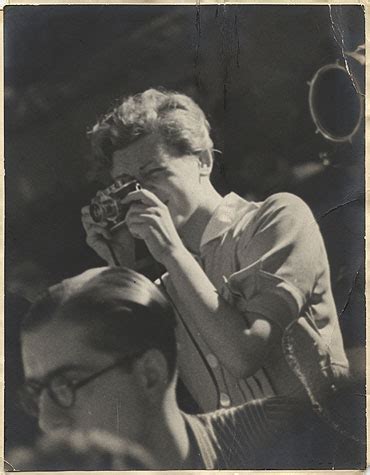 Although taro's photographs of the spanish civil war have been overshadowed by those of capa and other photographers , her pictures are effective. Gerda Taro - zapomniana fotografka wojenna, która ...