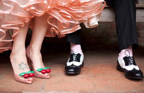 Questi stickers con la scritta help da applicare sotto le scarpe dello sposo, conquisteranno tutti. Uno sposo anni '50 | Wedding Wonderland