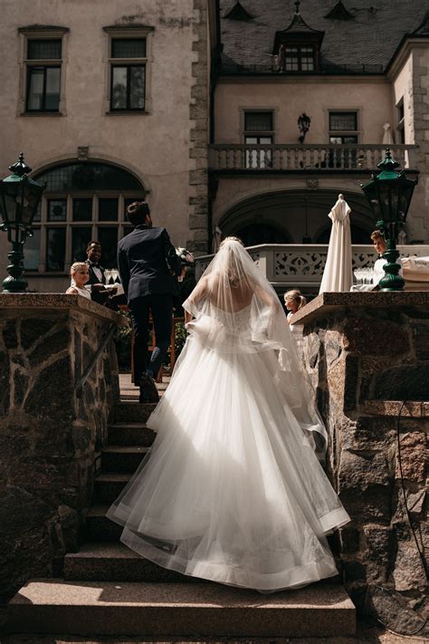 Schau dir unsere auswahl an hochzeitskleid an, um die tollsten einzigartigen oder spezialgefertigten handgemachten stücke aus unseren shops für kleider zu finden. Lea & Julian Schloss Tremsbüttel Castle wedding in Germany ...