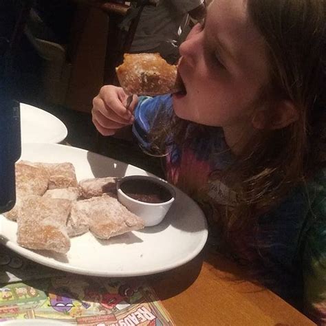 Went there around lunch on a saturday with my son. Zeppoli... Her favorite Olive garden dessert | Olive ...
