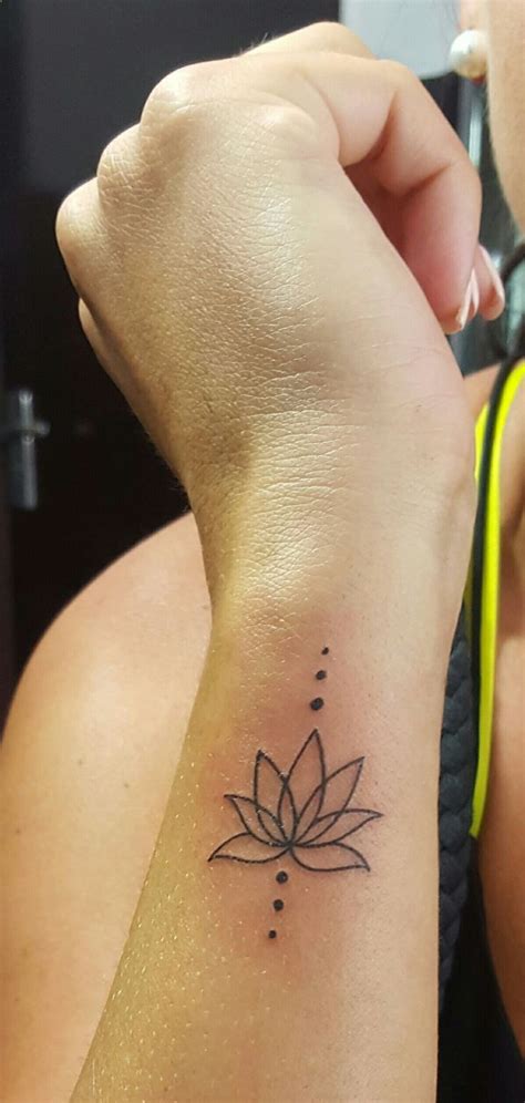 Elles désignent ainsi le sentier octuple qui mène au nirvana. Lotus flower tattoo | Tatouage, Tatouage de lotus