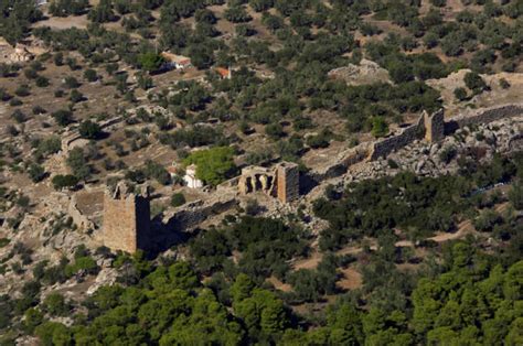 Επιπλέον, μια που η θυσία αυτή εξασφάλιζε την σωτηρία της πόλης της θήβας, συνάγουμε πως ο δράκων του άρη ήταν το πνεύμα. ΒΙΛΛΙΑ