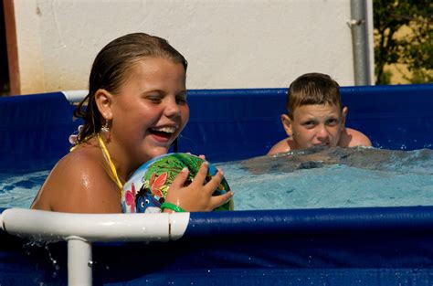 Hnojiva, substráty, semena, postřiky, chemie, kompostéry,… poradíme s výběrem. 2012.08.01. Bazén - eliskamackava - album na Rajčeti