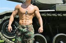 hunk militares guapos tough dude guns soldados männer