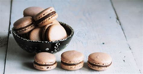 Dark chocolate and espresso add the slightly bitter notes needed to balance this easy chocolate mousse. Macaron de chocolate trufado com cereja em calda ...