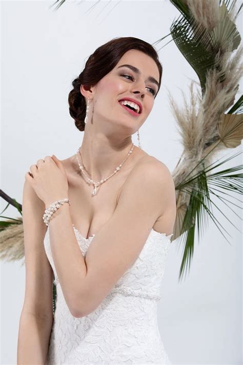 Immer angepasst an die neusten modetrends. Hochzeitsausstatter Rehr Eglantine Creations Brautkleider