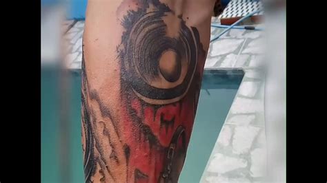 He has a large part of his body tattooed and practically every however, in recent hours the bayern munich player has made headlines again due to one of the tattoos he has. Propaganda Vidal Tattoo - YouTube