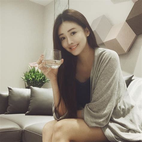 Asian woman military jacket lady asian ladies jackets fashion down jackets field jacket fashion styles. 賴琳恩「穿這樣」看牙醫!罩衫滑落…太性感 網嗨喊：羨慕醫生!