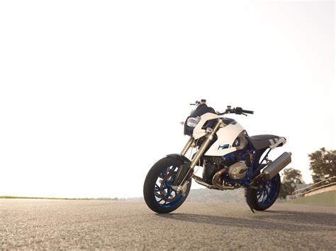 Nevertheless, bmw motorrad is sending the new hp model to the traditional mountain race pikes peak international hill climb in colorado. BMW HP2 Megamoto specs - 2007, 2008 - autoevolution