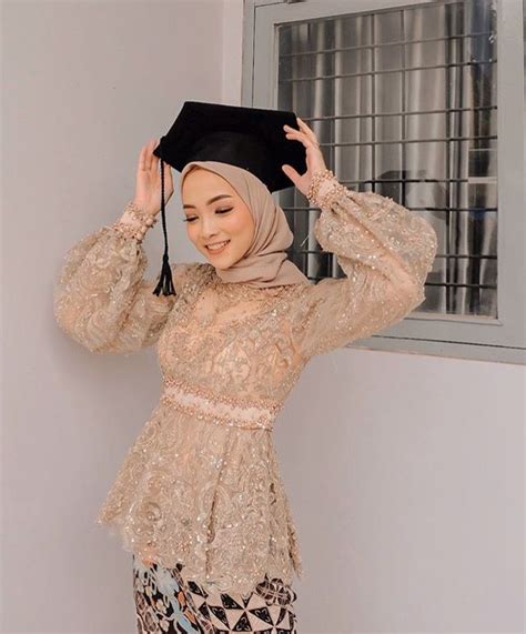 Untuk membuat dress brokat yang cantik hendaknya diberi kain pelapis untuk menutupi kekurangan brokat yang jenisnya menerawang atau tembus pandang. Dress Brokat Untuk Wisuda - Pin Oleh Ayualifiah Di Wisuda ...