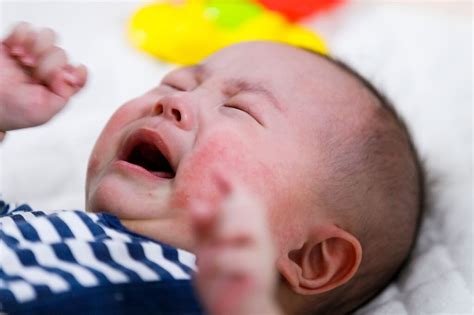 Bayi menangis terus menerus bisa juga karena ia sedang sakit, hal ini biasanya dapat dikenali melalui suhu tubuhnya yang mendadak tinggi, nafas yang penggunaan probiotik juga bisa dilakukan dalam mengatasi kolik pada bayi. 11 Penyebab Bayi Menangis Terus & Cara Menenangkannya