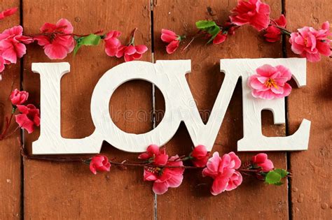 Fallinlove — to start to love someone fall in love with: Word Liefde Van Houten Brieven Wordt Gemaakt Die Stock ...