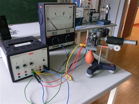 Informiere dich über robert millikan hier. Bilder zu den Versuchen im LK Physik