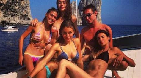 Una persona è deceduta in seguito all'incidente del minibus precipitato a capri. Incidente in mare a Capri, ferita la modella Alessia ...
