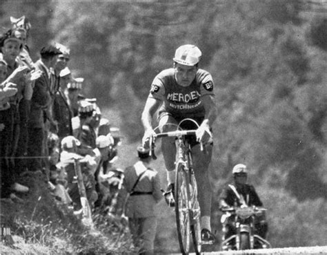 De voormalige franse toprenner en grootvader van de broers van der poel werd 83. Raymond Poulidor en la etapa 14 en 1962 Tour de France ...