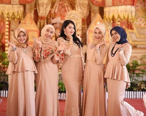 Membutuhkan referensi mode kebaya yang modern dan terbaru? Brokat Kombinasi Satin Model Baju Gamis Brokat Terbaru ...