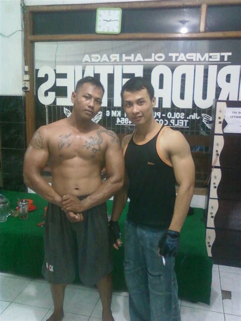 Dewi nama istriku, dia berumur 26 tahun, 3 tahun lebih muda dariku, dan anaku berumur 2 tahun. Cowok GYM 2017 pria Sixpack