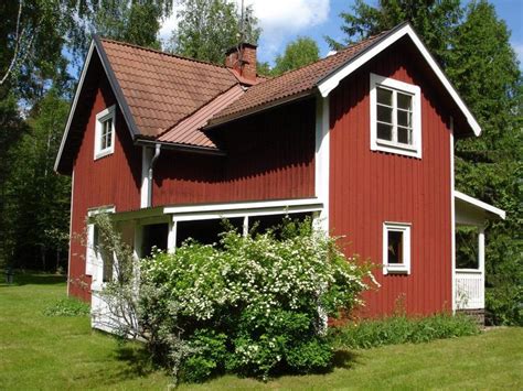 Das kleine rot gestrichene ferienhaus mitten im wald an einem kleinen see mit bootsanleger. Urlaub mit Hund in Schweden