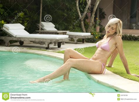 Hallo, jetzt haben wir mal wirklich schöne heiße tage gehabt im frühling. Frauen-Füße Bali-1 Im Wasser Lizenzfreies Stockbild - Bild ...