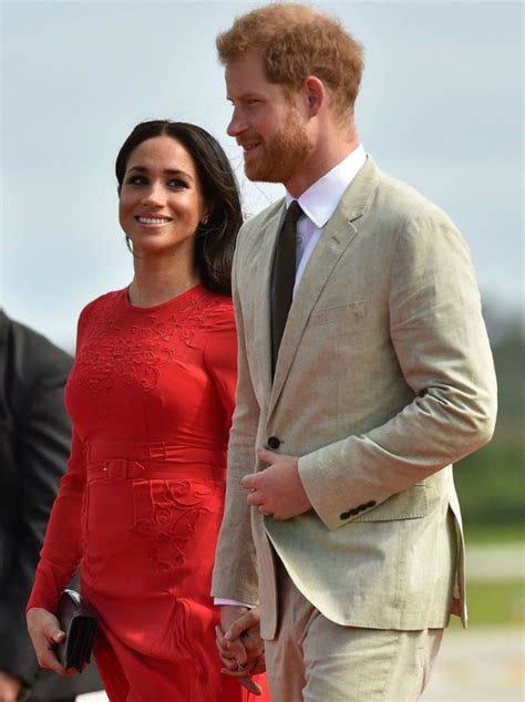 Harry, 36 anni, e meghan, 39, hanno postato una foto in bianco e nero della coppia sotto un albero. "Il royal baby non è ancora nato": una fonte reale ...