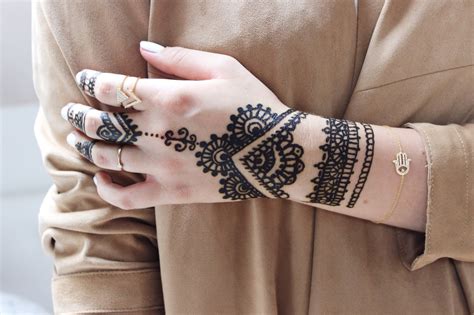 Habe auf folgender seite erfahren, das man die haut vor der bemalung peelen soll, damit man auf eine frische hautpartie malt: AnnApparel: HOW TO: HENNA TATOO SELBSTMACHEN