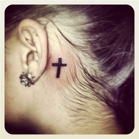 We're willing to bet this guy likes to fight with his fists! Like the simplicity of this cross | Cross tattoo, Tattoos ...