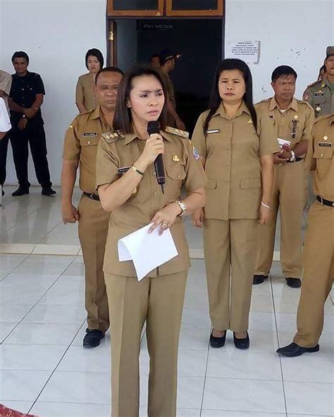 Sri wahyumi terbukti menerima suap dari pengusaha bernard hanafi kalalo melalui orang kepercayaannya benhur lalenoh terkait pekerjaan revitalisasi pasar lirung dan pasar beo. Foto2 Cantik dan Biodata Sri Wahyuni Maria Manalip Bupati ...