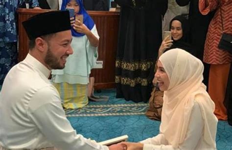 Natasha hudson atau nama sebenarnya natasha liana hudson mencuri perhatian netizen apabila fesyen terbaharunya berniqab yang dimuat naik menerusi instagram peribadinya. Padam Gambar Suami, Rumahtangga Natasha Hudson Bermasalah?