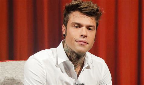 Federico leonardo lucia (born 15 october 1989), known by his stage name fedez (italian: Fedez in "Holding Out For You" duetta con Zara Larsson