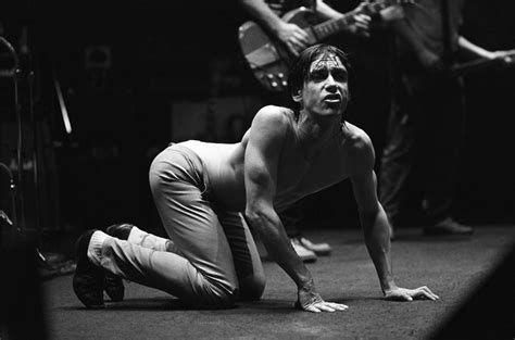 (born 21 april 1947), more widely know by his stage name iggy pop, is an american punk rock singer and actor considered to be one of the most important innovators of punk rock and related styles. Iggy Pop and the Stooges vuelven con Ready to Die ...