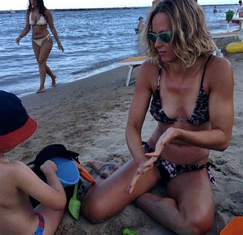 E federica pellegrini, che a 29 anni ha scritto la pagina più incredibile della sua carriera con l' oro nel 200 sl di mercoledì, sarà pure divina. Federica Pellegrini si mette in bikini in spiaggia ...