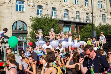 Das ungarische parlament hat ein umstrittenes gesetz verabschiedet, das „werbung für homosexualität und geschlechtsumwandlungen verbietet. Pride Day (homosexuelle Parade) In Budapest, Ungarn ...